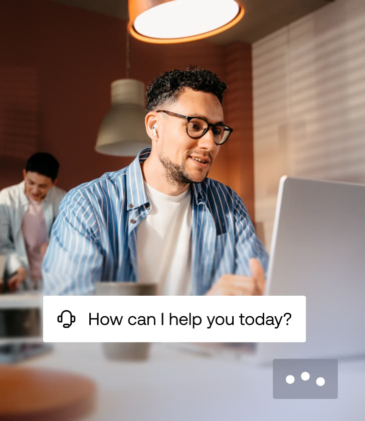 Agent d’assistance avec casque travaillant sur un ordinateur portable avec une superposition demandant : « En quoi puis-je vous aider aujourd’hui ? »