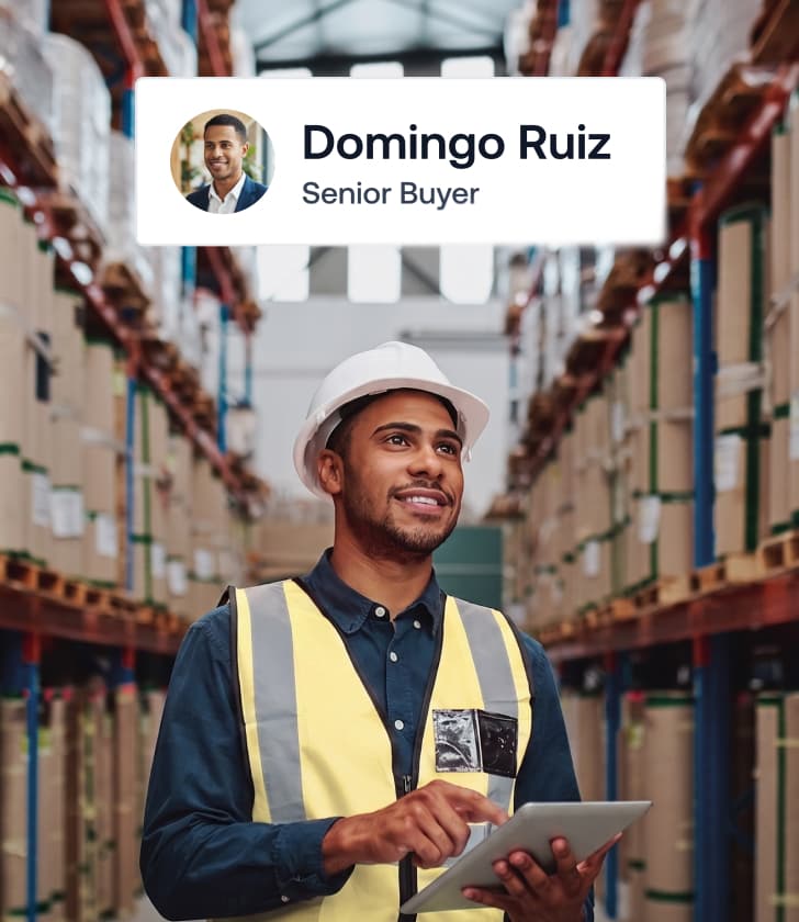 L'acheteur senior Domingo Ruiz tenant une tablette numérique à l'intérieur d'un grand entrepôt logistique