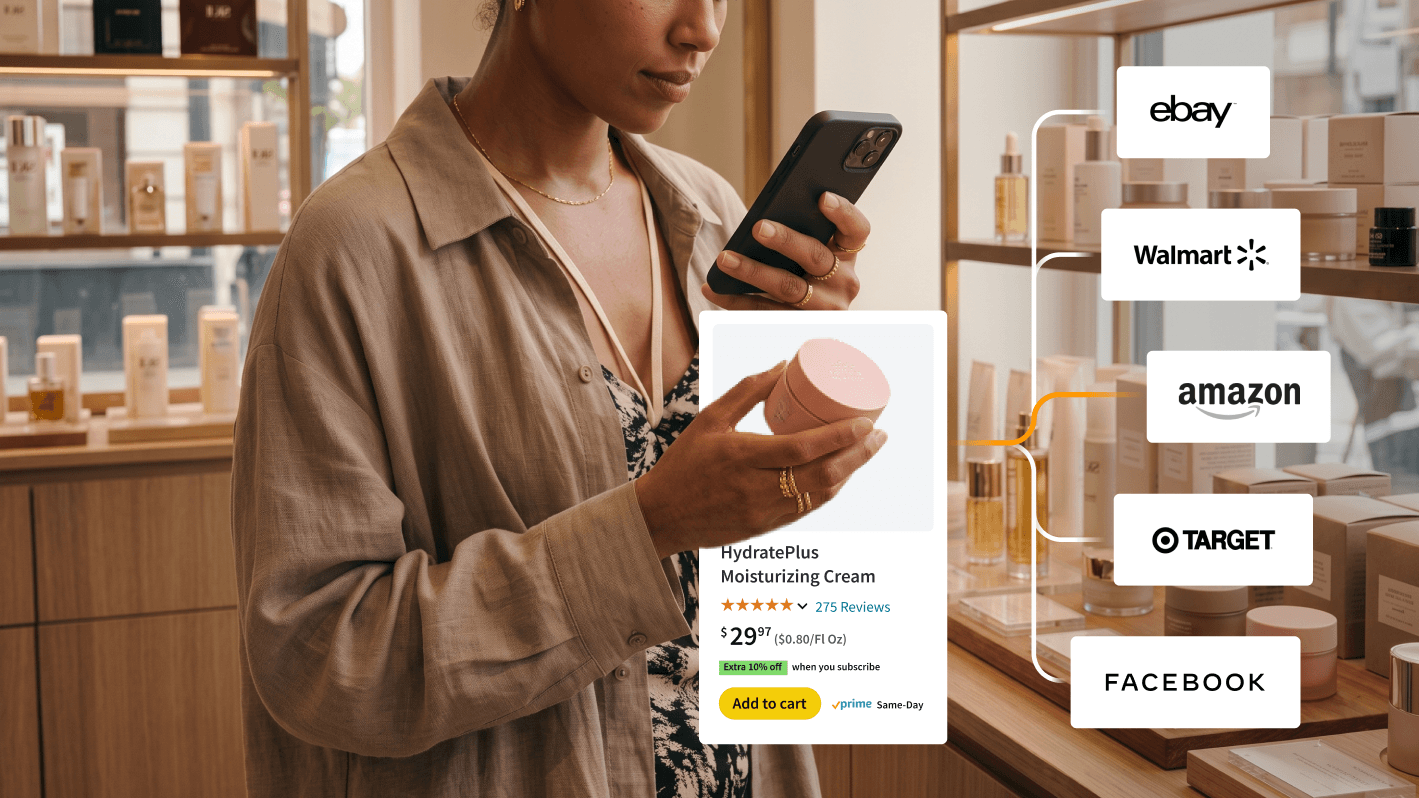 Une femme dans un magasin de commerce de détail utilise son smartphone pour consulter les annonces en ligne d'une crème hydratante.