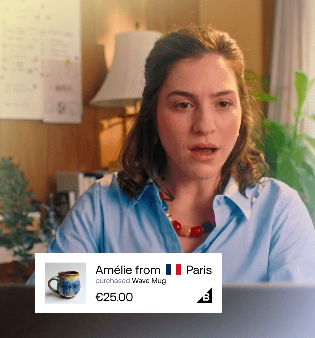 Femme regardant un écran avec un badge de preuve sociale en direct indiquant qu'Amélie de Paris a acheté une tasse Wave pour 25 €