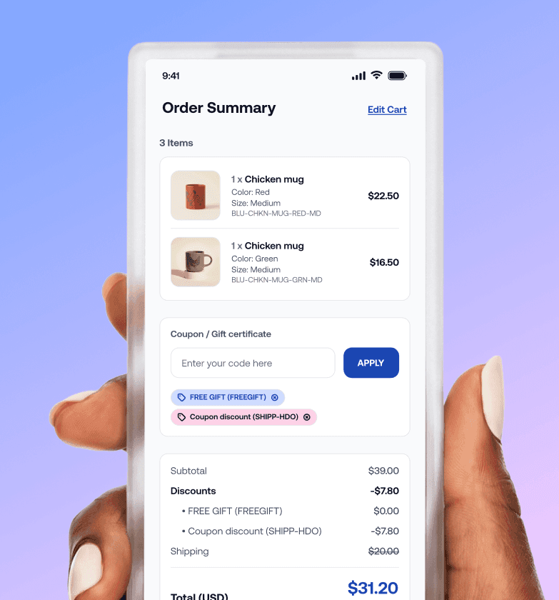 Main tenant un smartphone montrant un écran de récapitulatif de commande e-commerce avec des articles dans le panier, des coupons appliqués et le total du paiement