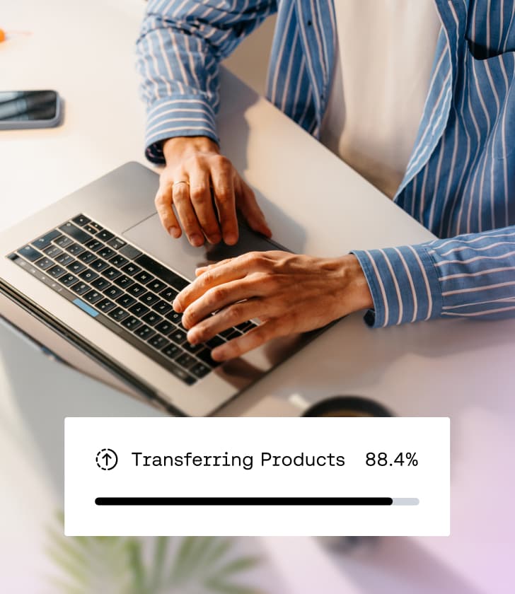 Personne tapant sur un ordinateur portable avec une barre de progression de transfert de produits en superposition.
