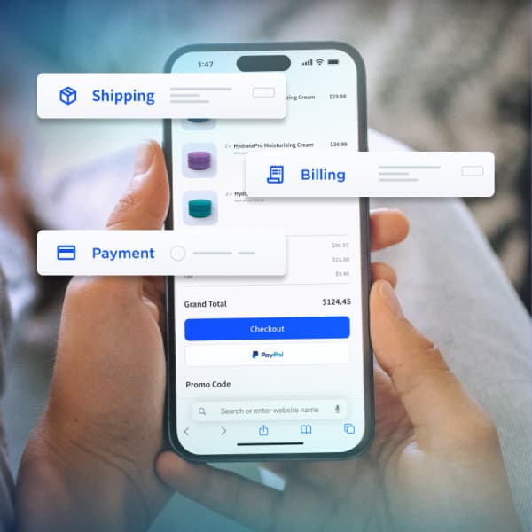 Une personne tient un smartphone affichant une page de paiement en ligne, avec des étiquettes flottantes pour les informations d'expédition, de facturation et de paiement.