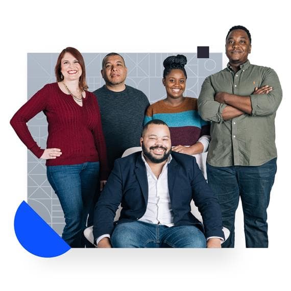 Homme travaillant sur un ordinateur